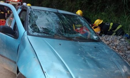 Capotamento no bairro Encano Central, em Indaial, deixa 4 pessoas feridas 