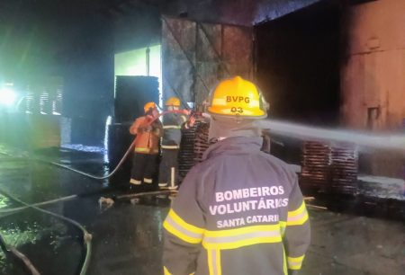 Em Presidente Getúlio, incêndio em estufa de madeira mobiliza bombeiros voluntários 