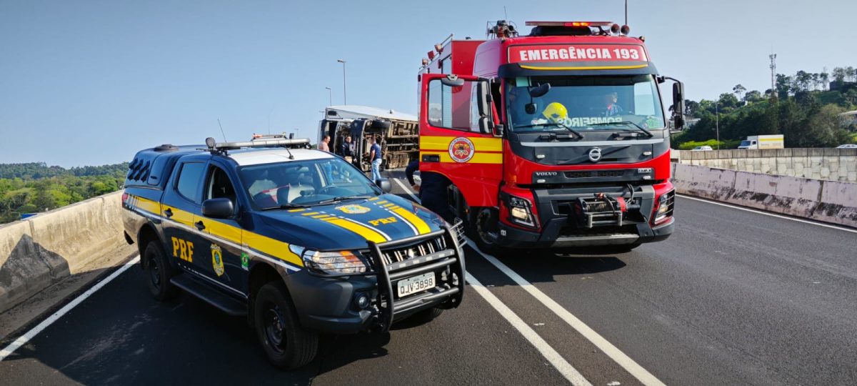 PRF alerta motoristas para desvio na BR-480, em Chapecó, após tombamento de caminhão