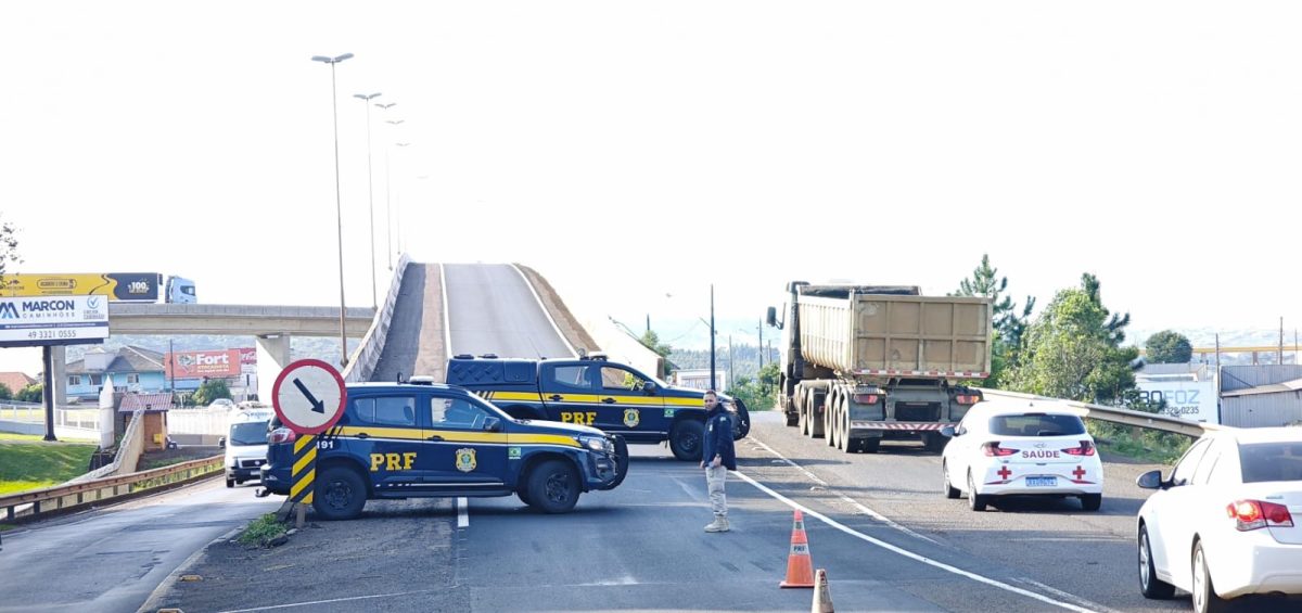 PRF alerta motoristas para desvio na BR-480, em Chapecó, após tombamento de caminhão