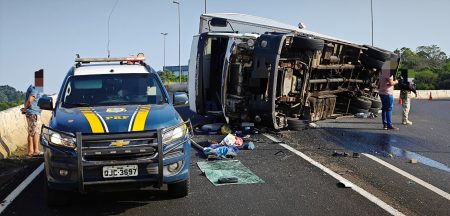 PRF alerta motoristas para desvio na BR-480, em Chapecó, após tombamento de caminhão