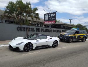 Motorista com CNH suspensa é flagrado em Maserati sem placas na BR-101, em Itajaí 