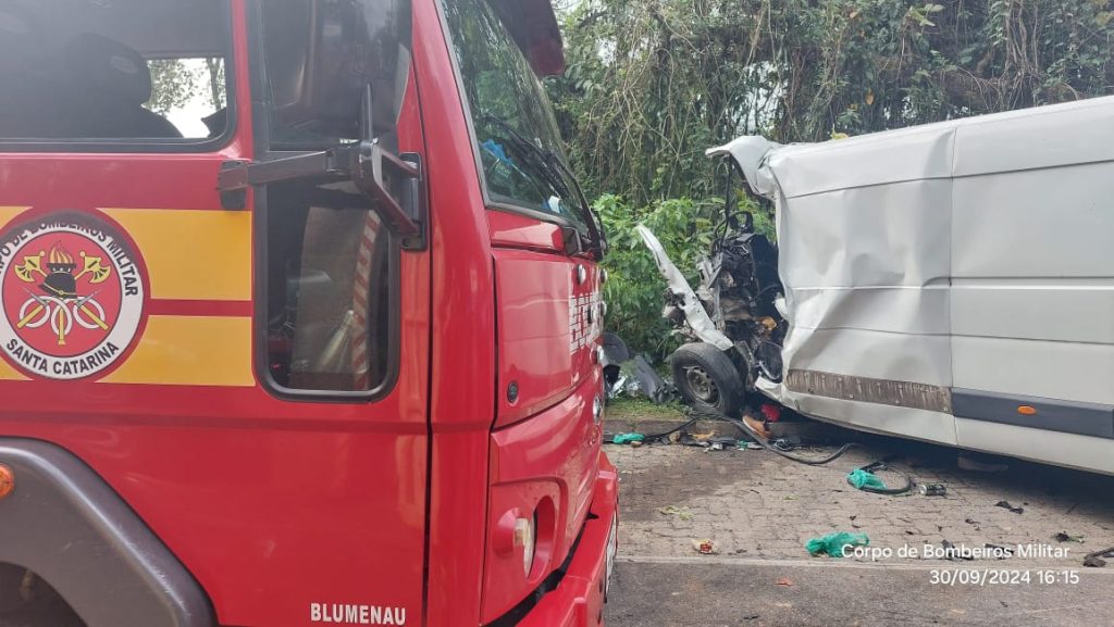 Grave colisão entre furgão e caminhão deixa 1 vítima fatal em Blumenau