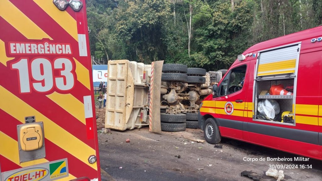 Grave colisão entre furgão e caminhão deixa 1 vítima fatal em Blumenau