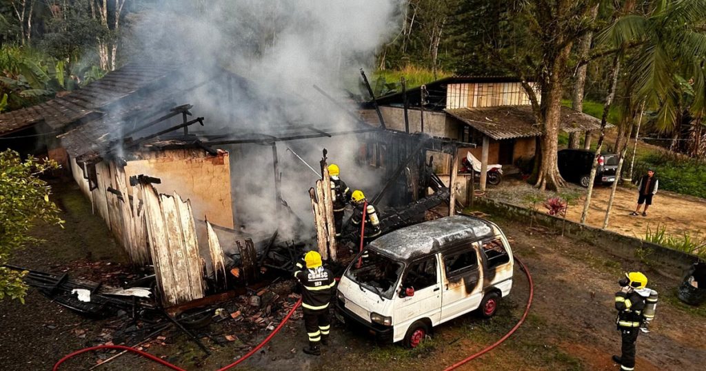 Incêndio em residência em Rio dos Cedros deixa 1 vítima fatal 