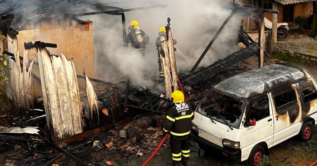 Incêndio em residência em Rio dos Cedros deixa 1 vítima fatal 