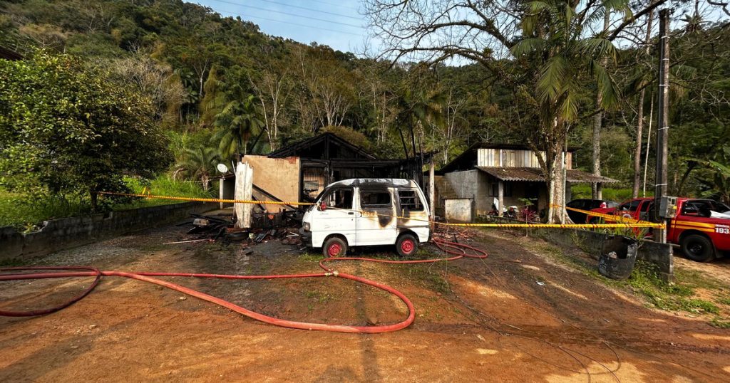 Incêndio em residência em Rio dos Cedros deixa 1 vítima fatal 