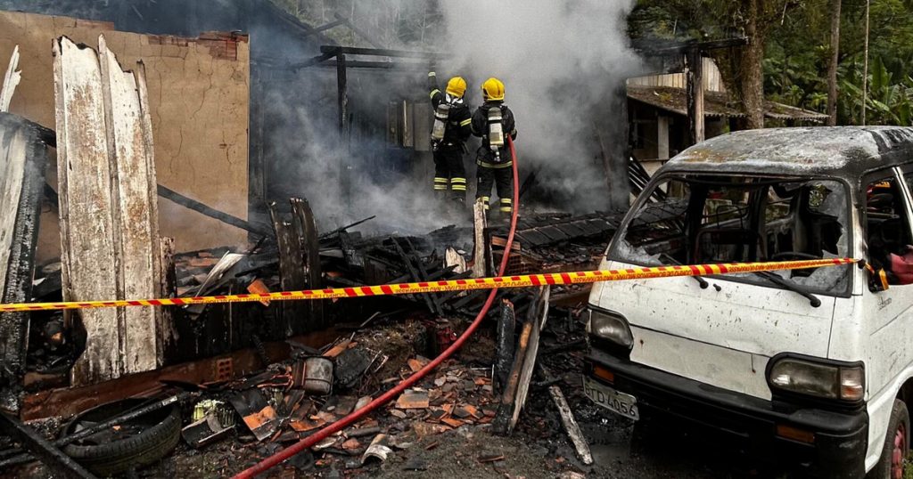 Incêndio em residência em Rio dos Cedros deixa 1 vítima fatal 