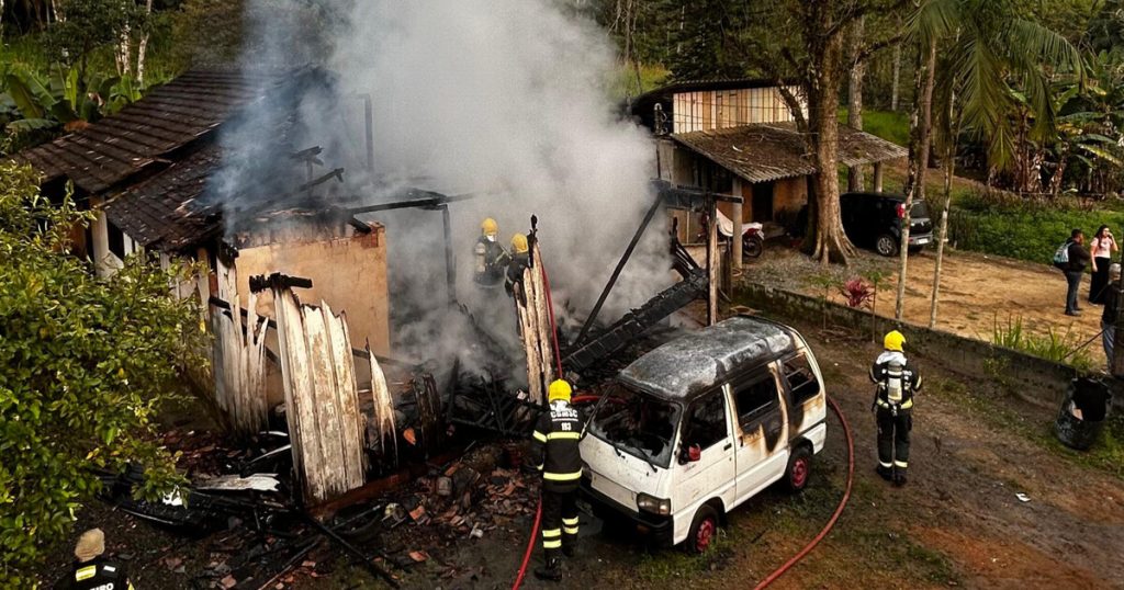 Incêndio em residência em Rio dos Cedros deixa 1 vítima fatal 