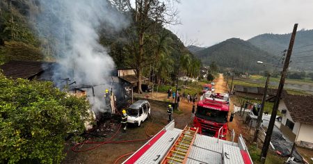 Incêndio em residência em Rio dos Cedros deixa 1 vítima fatal