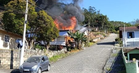 Incêndio destrói residência em SC; morador é resgatado pelos vizinhos