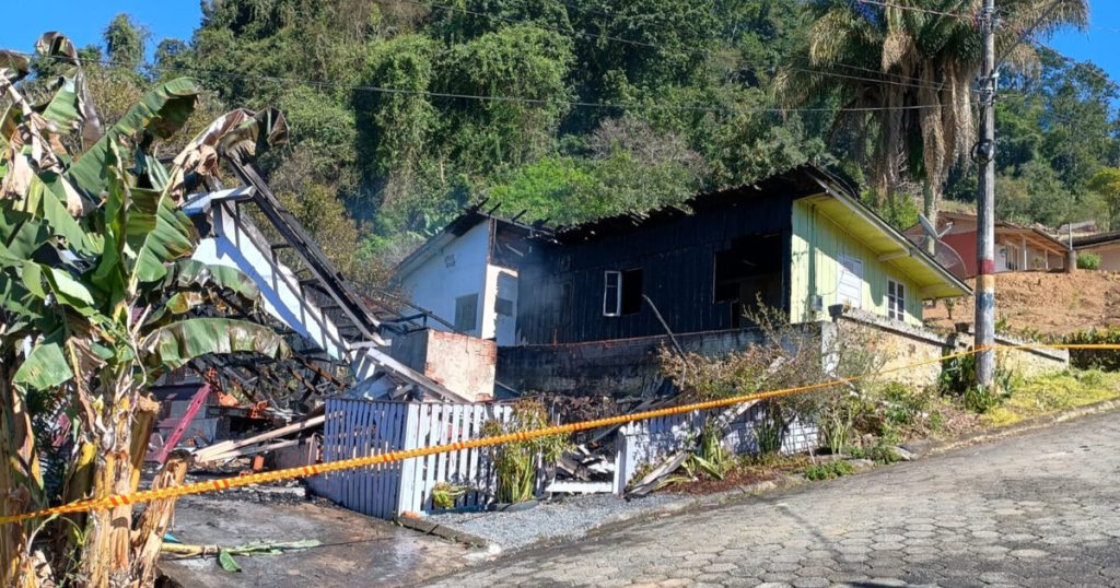 Incêndio destrói residência em SC; morador é resgatado pelos vizinhos