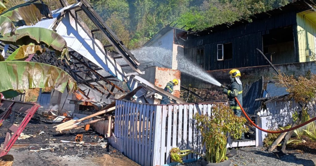 Incêndio destrói residência em SC; morador é resgatado pelos vizinhos