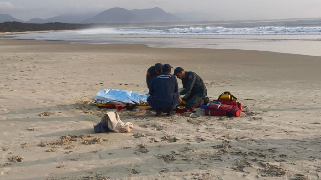 Homem morre após se afogar em praia de SC; 7 ciclos de reanimação foram realizados