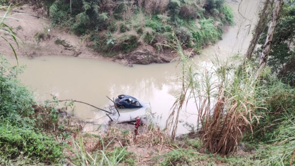 Motorista que desapareceu após cair em rio de PG é encontrado em casa sem ferimentos 