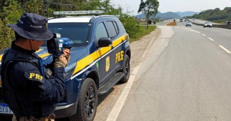 PRF flagra 103 veículos em excesso de velocidade na BR-470 em Gaspar