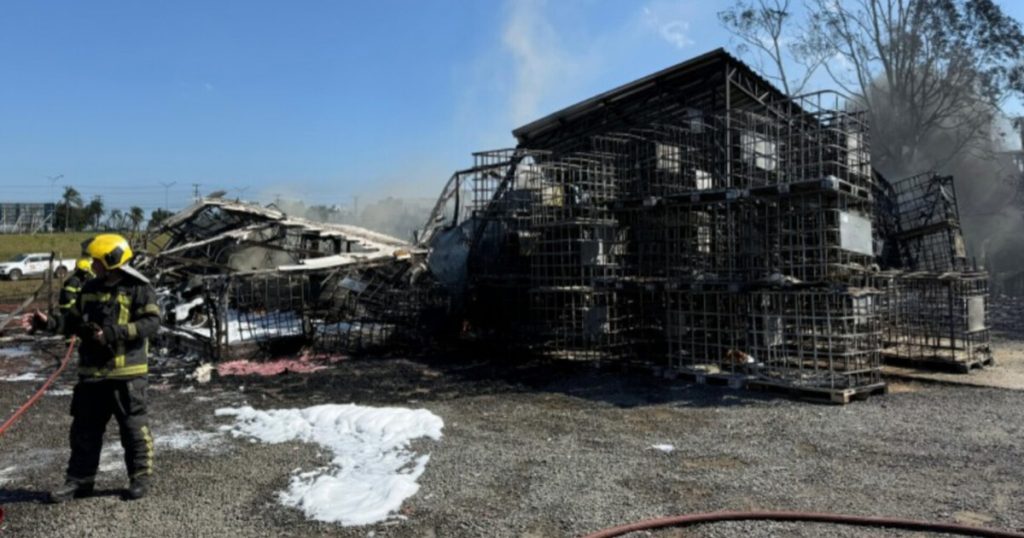 Indústria química é atingida por incêndio e provoca explosões em SC