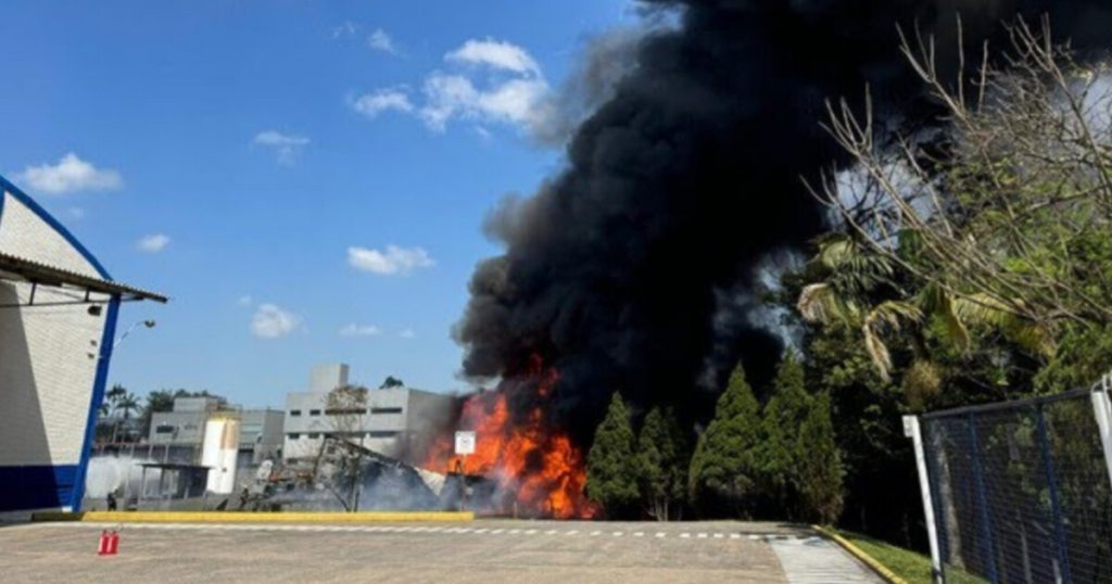 Indústria química é atingida por incêndio e provoca explosões em SC