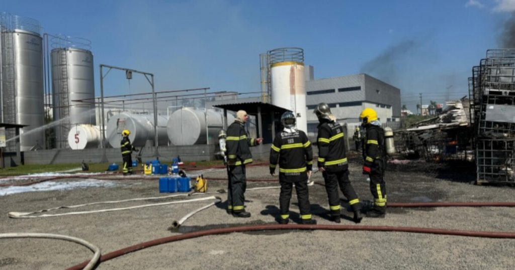 Indústria química é atingida por incêndio e provoca explosões em SC