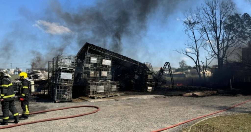 Indústria química é atingida por incêndio e provoca explosões em SC