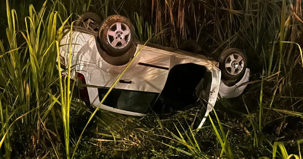 Veículo capota na famosa curva do Gadotti, em Timbó