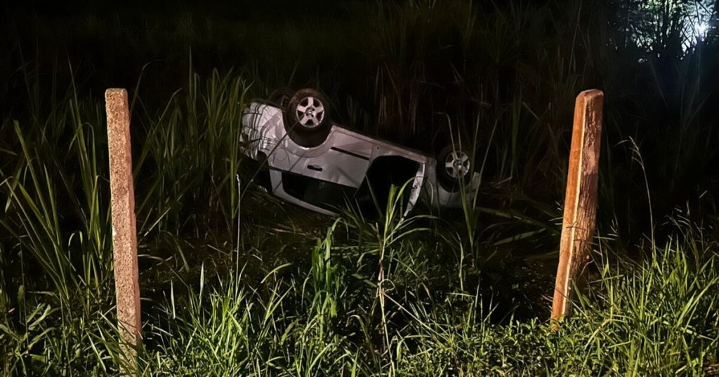 Veículo capota na famosa curva do Gadotti, em Timbó