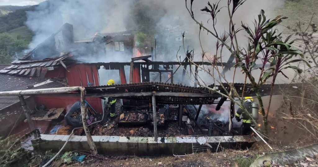 Em Blumenau, incêndio em casa de alvenaria exige 5 horas de combate e 30 mil litros de água para ser controlado