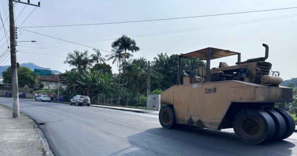 Trabalhador morre atropelado por rolo compactador em asfalto quente de cerca de 150°C em Pomerode