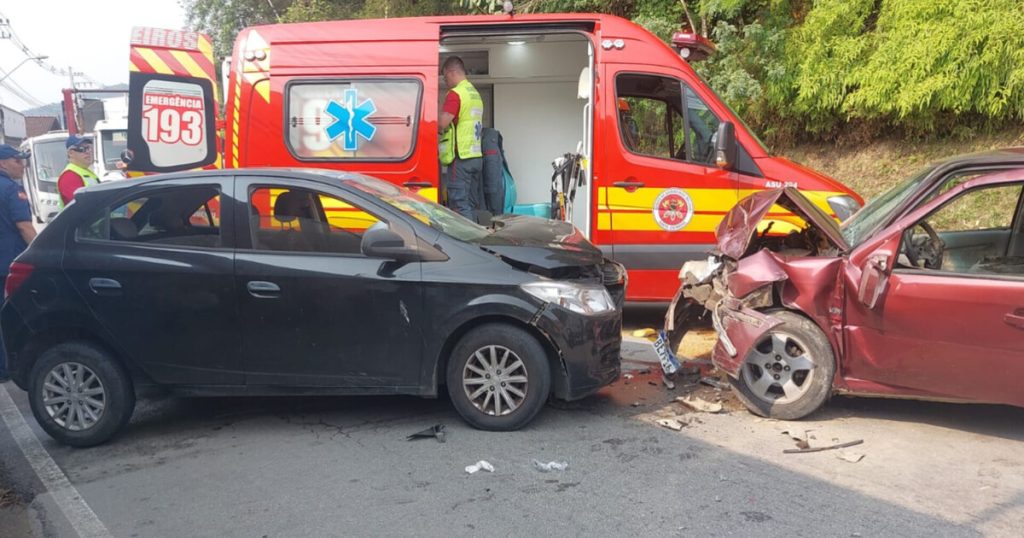 Colisão frontal em Blumenau deixa 4 feridos em acidente na Rua Progresso 