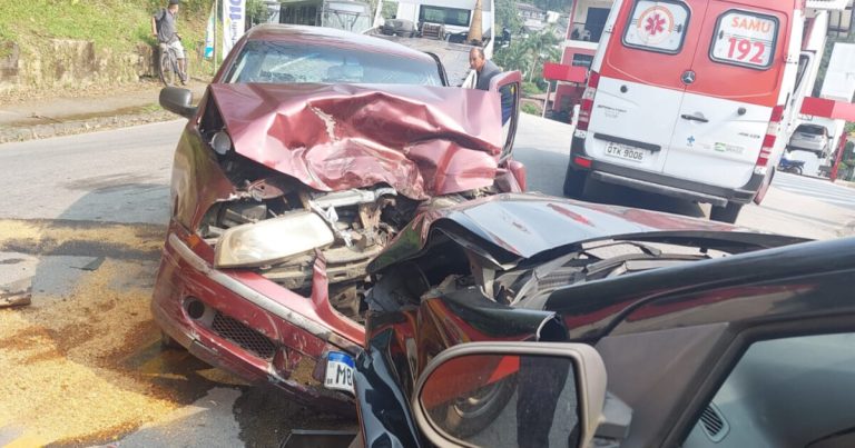 Colisão frontal em Blumenau deixa 4 feridos em acidente na Rua Progresso