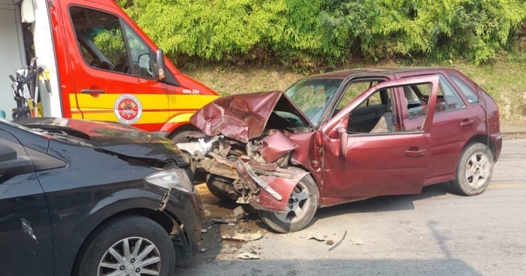 Colisão frontal em Blumenau deixa 4 feridos em acidente na Rua Progresso 