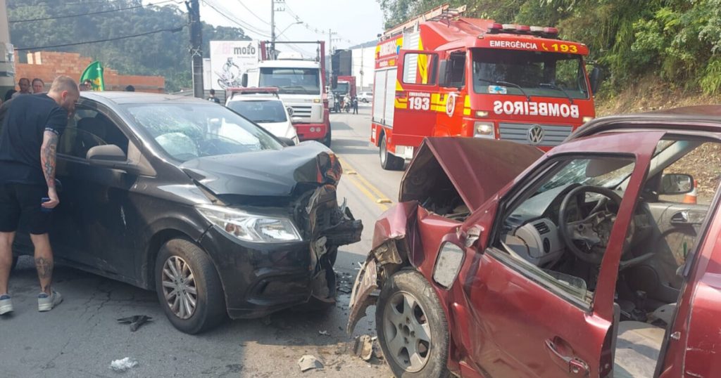 Colisão frontal em Blumenau deixa 4 feridos em acidente na Rua Progresso 