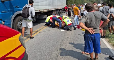 Jovem fica em estado grave após colisão entre caminhão e motocicleta nos limites de Brusque