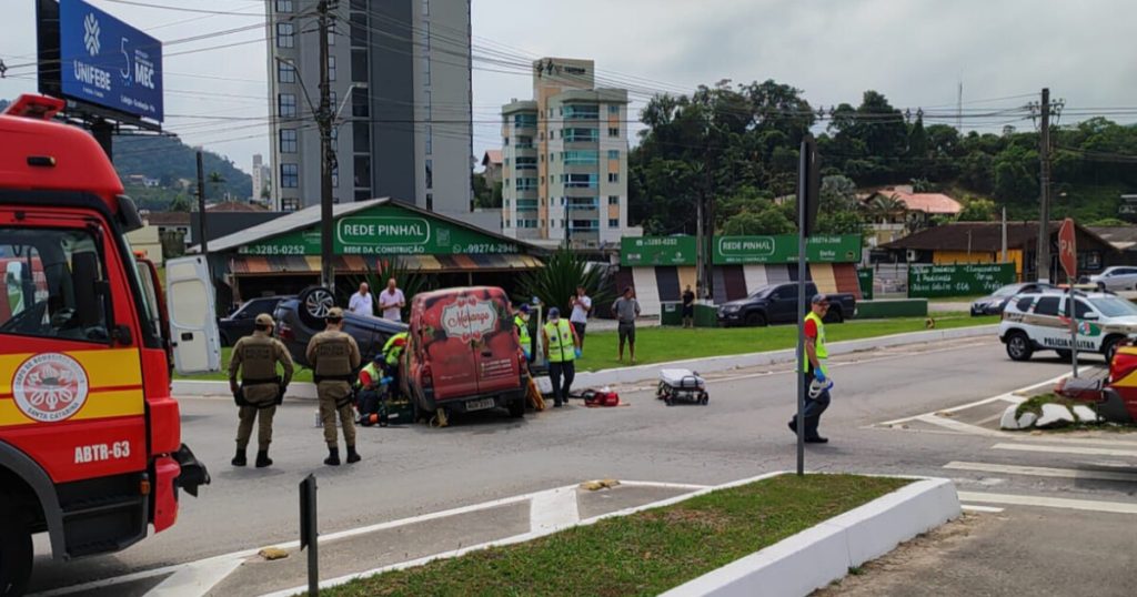 Colisão entre 2 carros em Gaspar deixa um ferido e causa capotamento