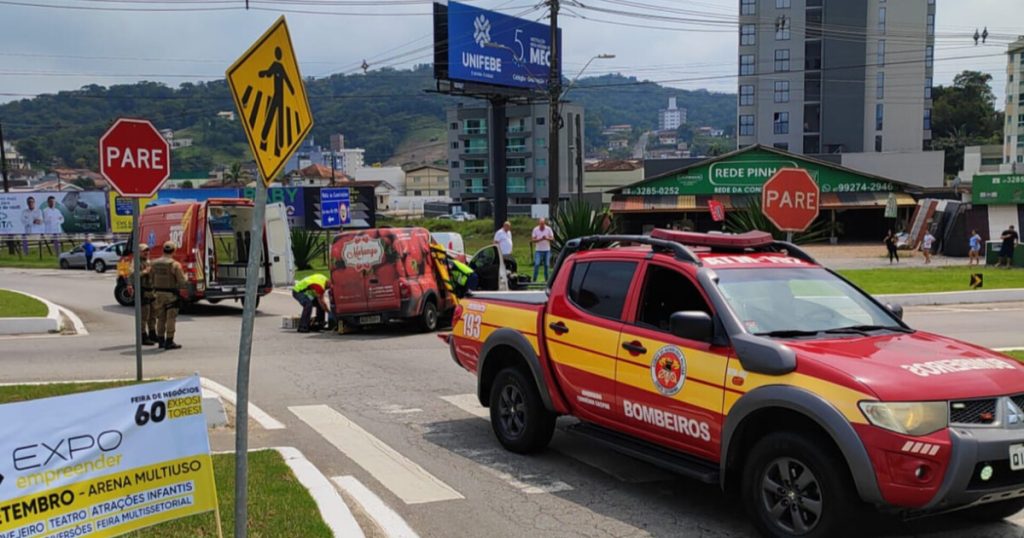 Colisão entre 2 carros em Gaspar deixa um ferido e causa capotamento