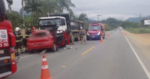 Homem morre após colisão com caminhão estacionado na SC-110, em Jaraguá do Sul