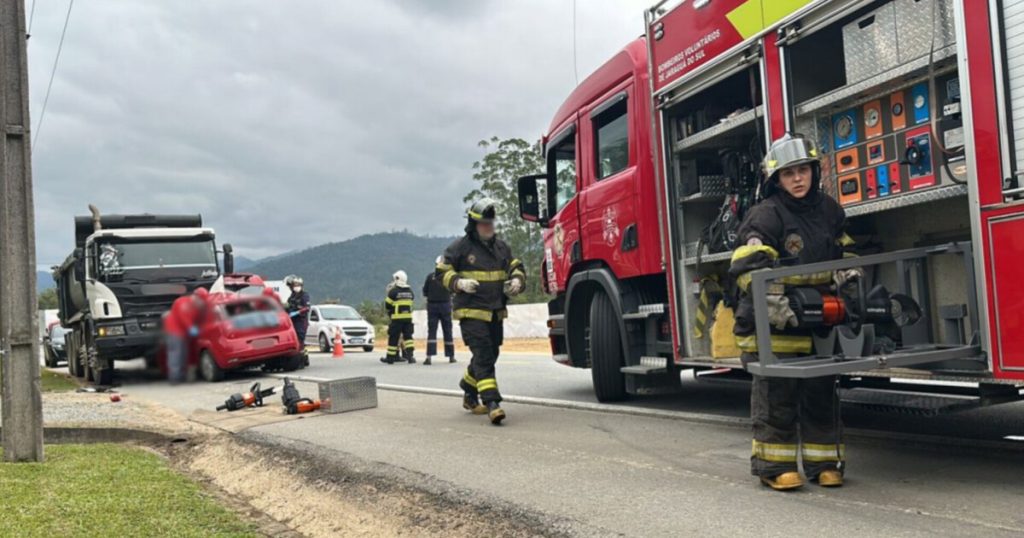 Homem morre após colisão com caminhão estacionado na SC-110, em Jaraguá do Sul