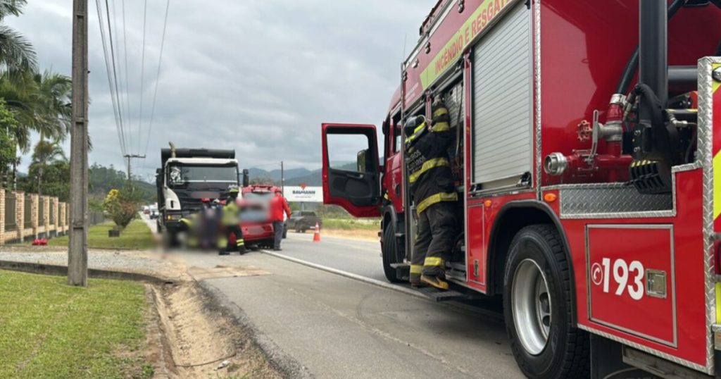 Homem morre após colisão com caminhão estacionado na SC-110, em Jaraguá do Sul