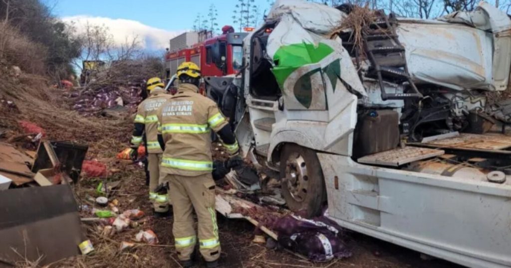 Caminhoneiro de Indaial morre após perder o controle e capotar na BR-251, em MG