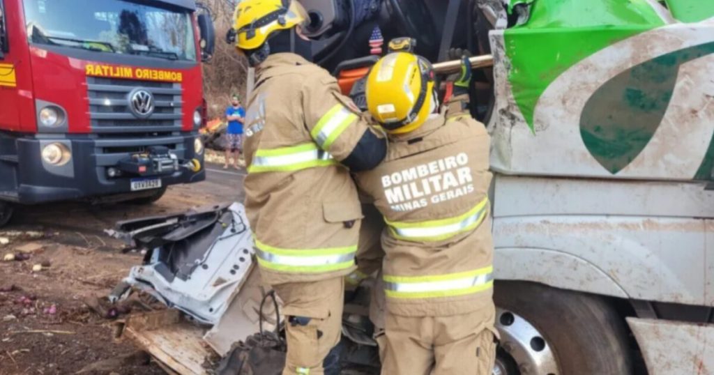 Caminhoneiro de Indaial morre após perder o controle e capotar na BR-251, em MG