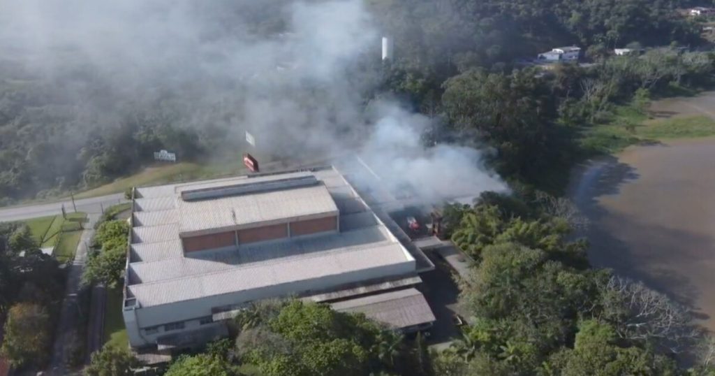 Incêndio atinge loja de fábrica da Beagle em Blumenau