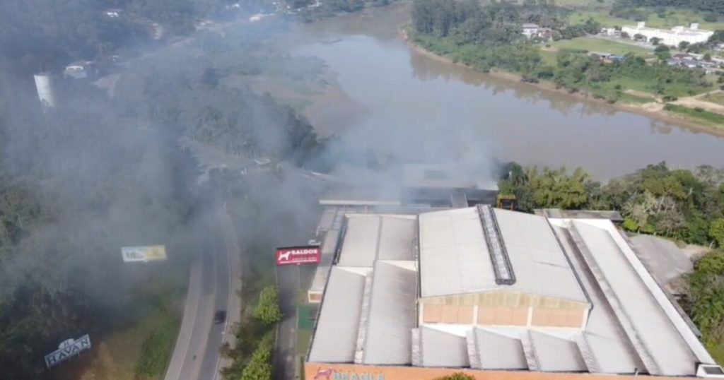 Incêndio atinge loja de fábrica da Beagle em Blumenau