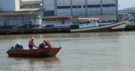 Corpo de homem é encontrado boiando no Rio Itajaí-Açu, em Navegantes.