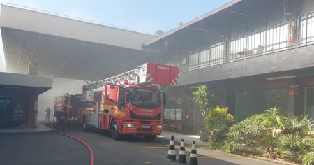 Incêndio atinge loja de fábrica da Beagle em Blumenau e deixa uma vítima intoxicada