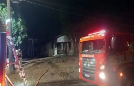 Idoso de 80 anos morre segurando televisão durante incêndio em Canoinhas 