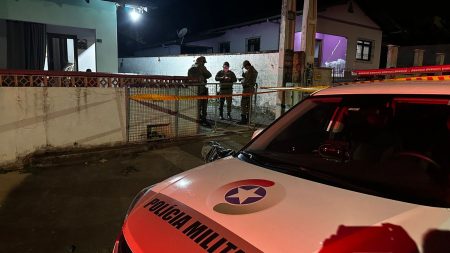 Homem invade 2 casas, agride mulher e acaba morto na Vila Germer, em Timbó