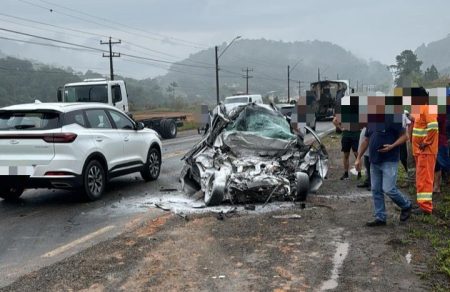 Condutor morre em Jaraguá do Sul após colidir contra caminhão 