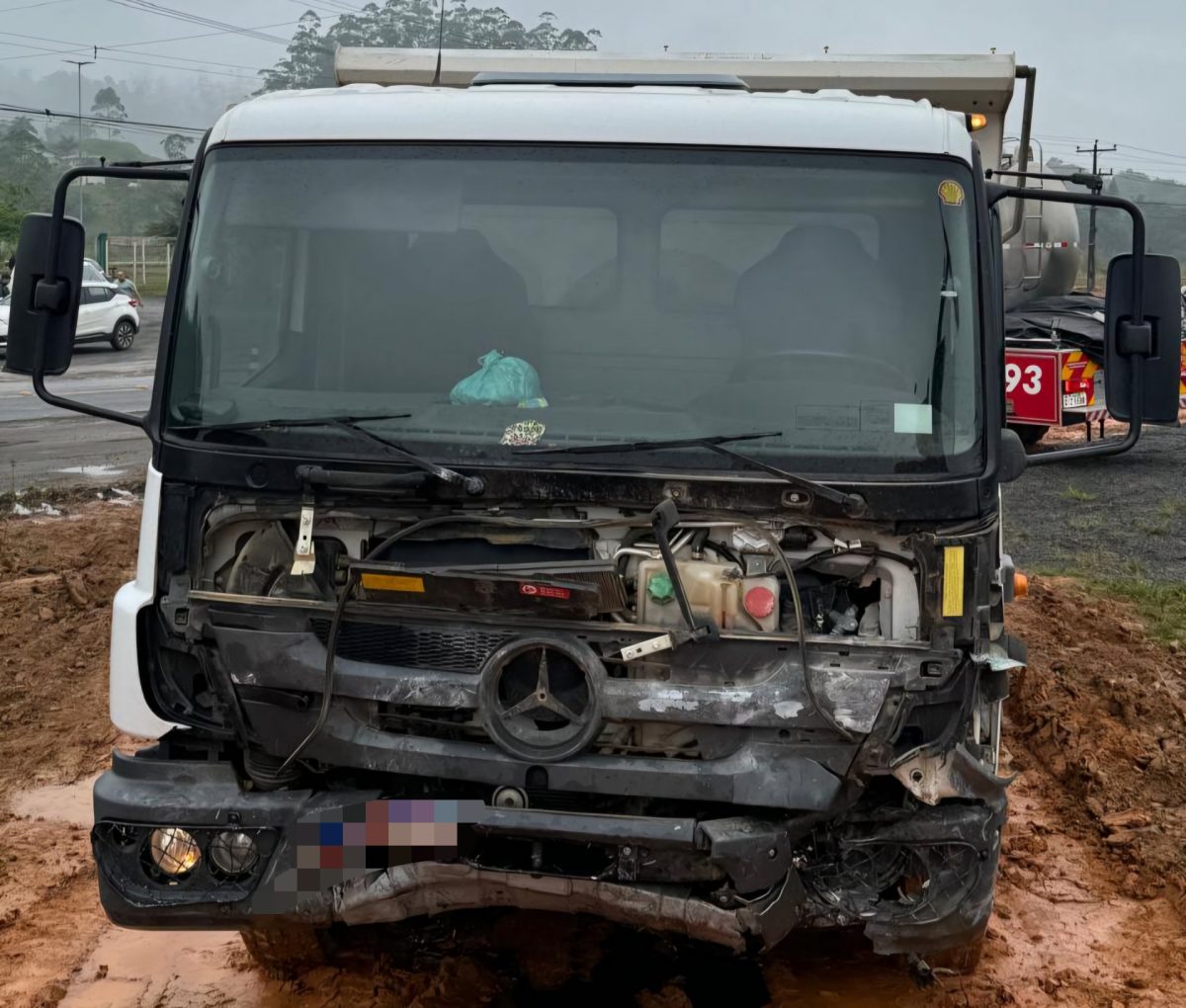 Condutor morre em Jaraguá do Sul após colidir contra caminhão 