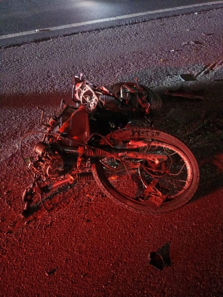 Jovem morre em colisão entre motocicleta e caminhão guincho na BR-470 em Indaial