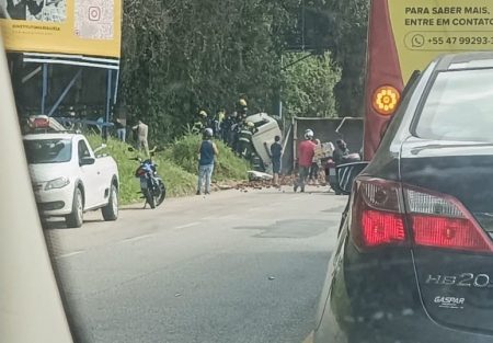 Colisao entre 2 veículos em Blumenau deixa condutor morto